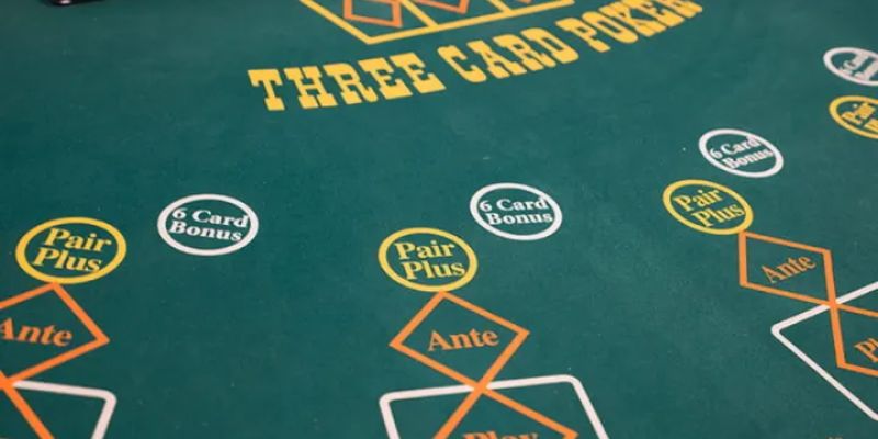 Các cửa cược và hành động khi chơi bài poker ba lá